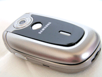 Компактный и "цельнолитой" телефон Компактный и "цельнолитой" телефон