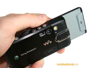  Sony Ericsson W995.  Walkman  8 