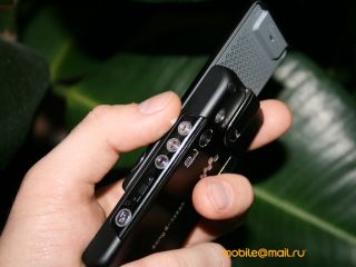   Sony Ericsson W995.  Walkman  8 