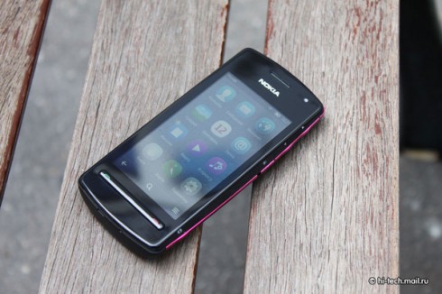  Nokia 600:   Symbian Belle 