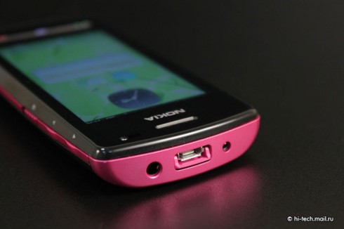  Nokia 600:   Symbian Belle 