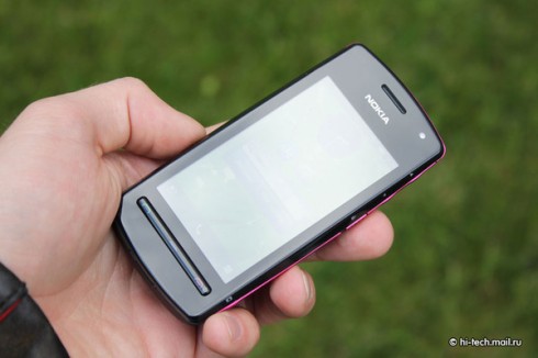  Nokia 600:   Symbian Belle 