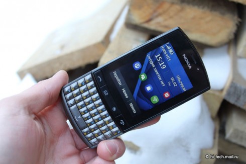  Nokia Asha 303:    QWERTY-