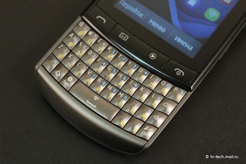  Nokia Asha 303:    QWERTY-