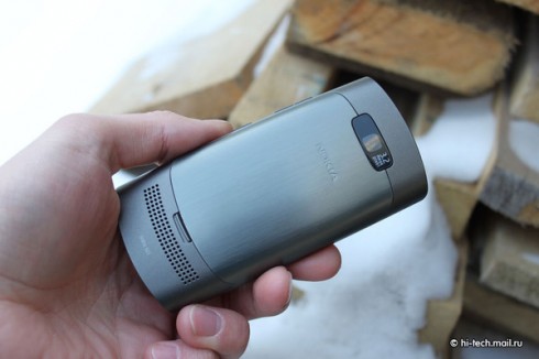  Nokia Asha 303:    QWERTY-