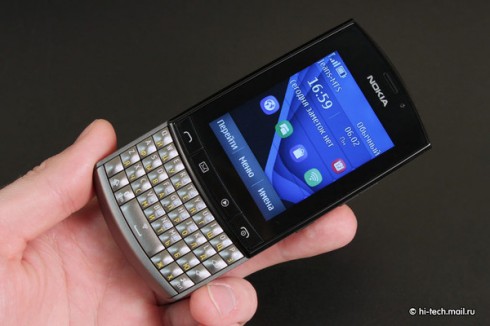  Nokia Asha 303:    QWERTY-