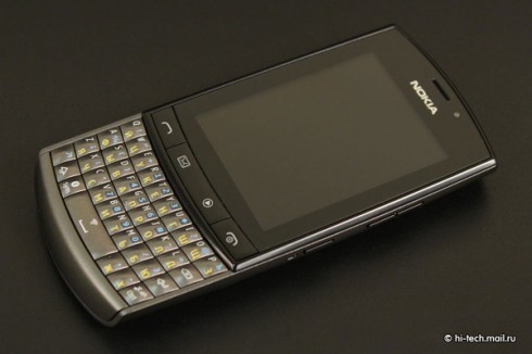  Nokia Asha 303:    QWERTY-