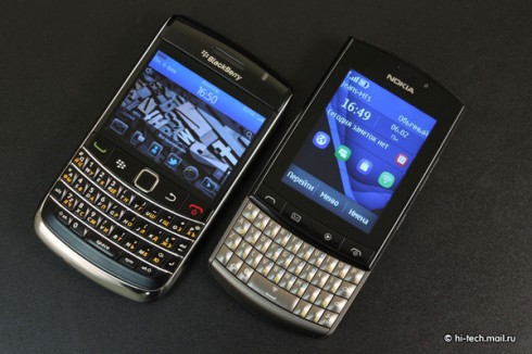  Nokia Asha 303:    QWERTY-