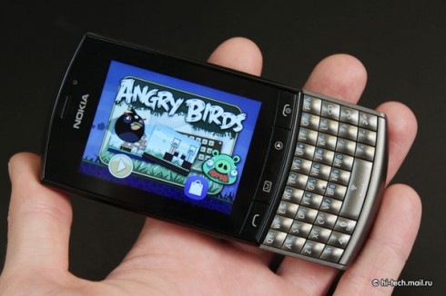 Nokia Asha 303:    QWERTY-