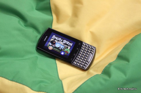  Nokia Asha 303:    QWERTY-