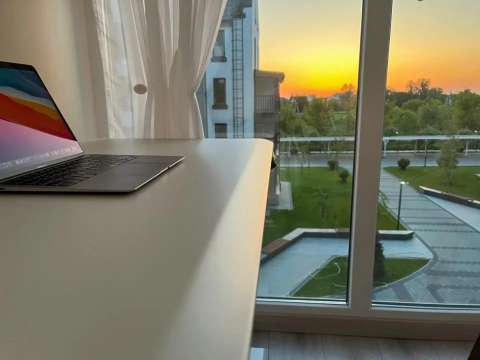 Огляд Cougar Royal 120 Mossa: стіл для роботи, навчання і відпочинку з електропідйомником — фото 1