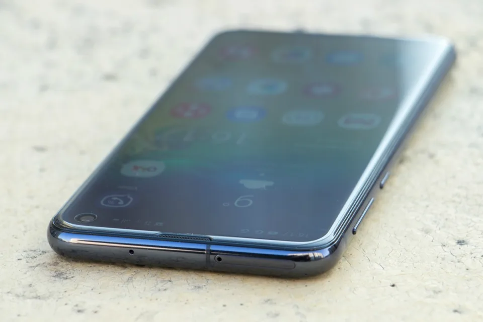 10 причин купить Samsung Galaxy S10e и 1 аргумент против — фото 1