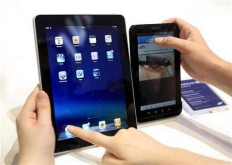 Apple iPad  Samsung Galaxy Tab