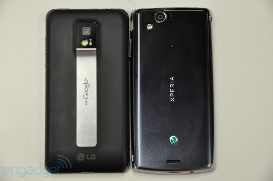Sony Ericsson Xperia Arc  LG Optimus 2X