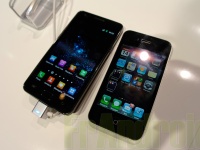   : Apple      Samsung  