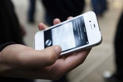 Apple  Siri  iPhone 4