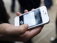 Apple  Siri  iPhone 4