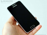 Смартфон Samsung Galaxy S Advance позирует для камеры