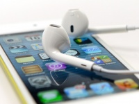 Apple:  2007   100  iPod Touch