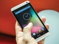 HTC One  Samsung Galaxy S4   Google Edition   
