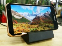 Fujitsu Arrows NX F-02G     QHD-    