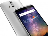 ZTE Axon Max    Quad HD   Snapdragon 810 SoC