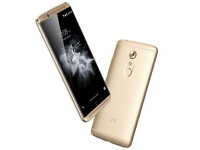  ZTE Axon 7    