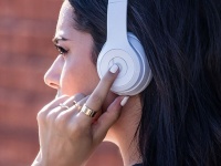 Apple    Beats,     W1