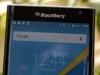 BlackBerry DTEK60  QHD-, Snapdragon 820 SoC  USB Type-C