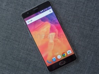     OnePlus 3T  Snapdragon 821 SoC