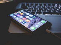 Apple      iOS  macOS