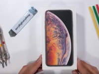  : iPhone XS Max      JerryRigEverything
