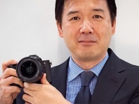 Sony ,        F/1,0,      