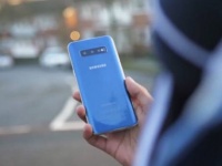    Samsung Galaxy S10    Galaxy S10 Lite