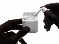 Apple       ,      35   AirPods