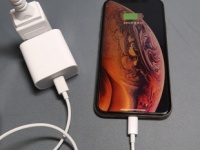 iPhone  18-      USB-C  Lightning