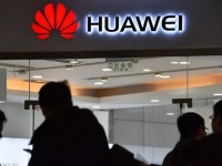    Apple -  Huawei  