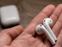 Apple     AirPods  
