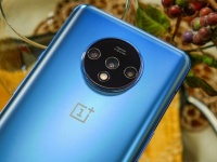  OnePlus 7T:    
