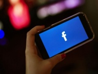 Facebook     $1,6    Cambridge Analytica