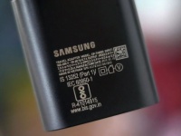   . Samsung        Apple