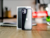 Samsung Galaxy S10  ,  Galaxy S20,  Apple      