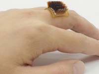 Ученые создали устройство, которое позволяет заряжать носимую электронику от тепла человеческого тела