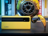      Snapdragon 888  Realme GT