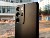          Samsung Galaxy S21 Ultra.      Hulu