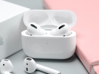   AirPods  
