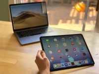 Apple    MacBook  iPad -  