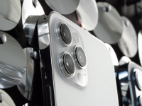 Apple         iPhone 12