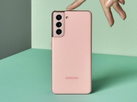 Samsung Galaxy S22    Galaxy S21  iPhone 13