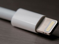   Apple  Lightning  iPhone 16